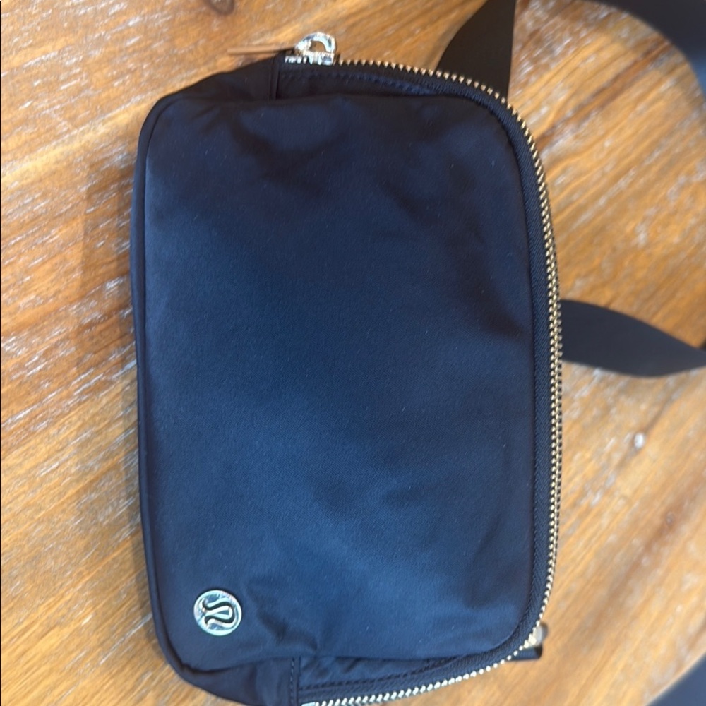 Lululemon Everywhere Belt Bag 1L , gold hardware